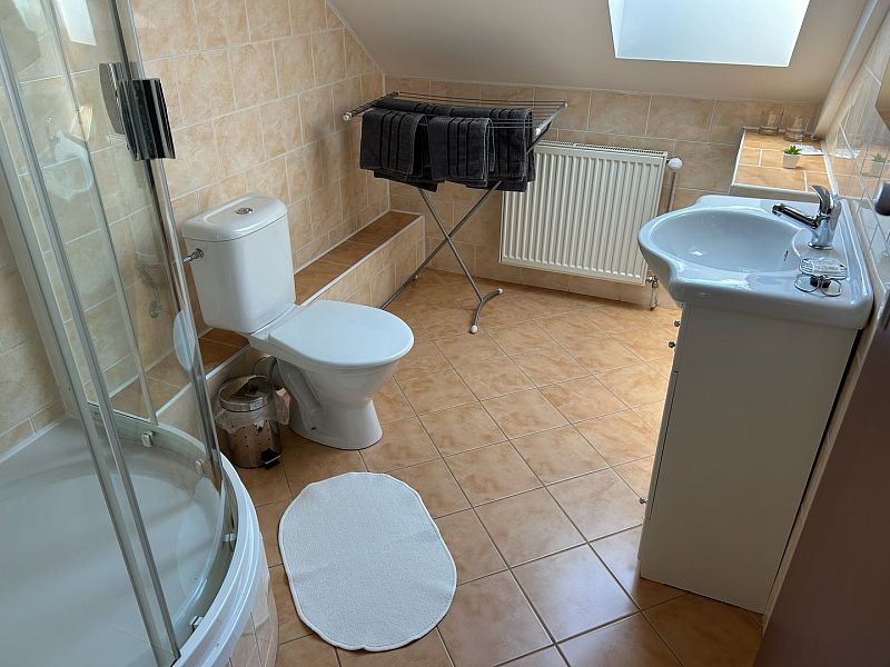 Pokoj č. 4: Útulné zázemí s televizí a ledničkou