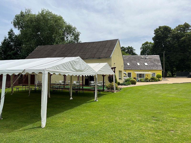 Relaxace v zahradě se zastřešenou terasou