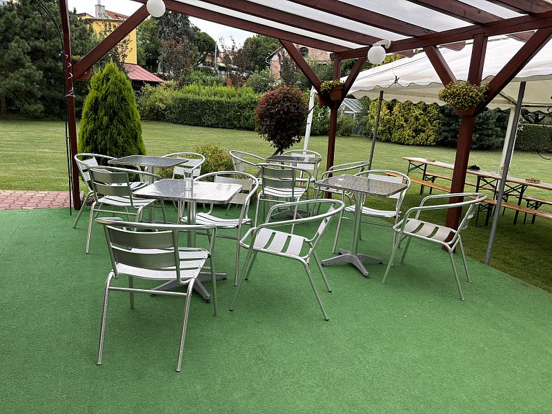 Relaxace v zahradě se zastřešenou terasou