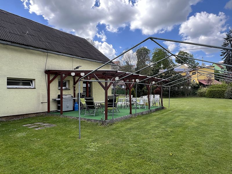 Relaxace v zahradě se zastřešenou terasou