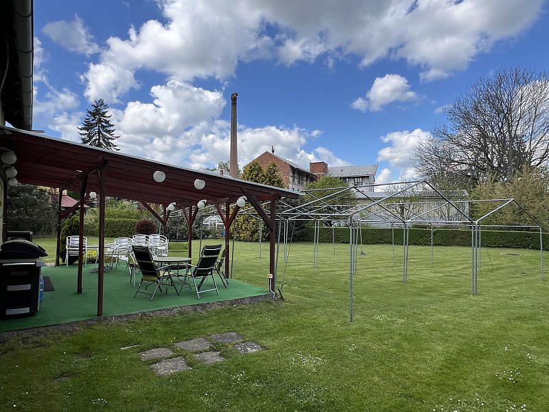 Relaxace v zahradě se zastřešenou terasou