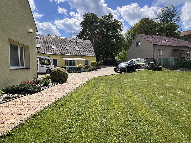 Relaxace v zahradě se zastřešenou terasou