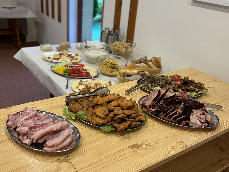 Svatební hostina o několika chodech i raut na svatbu
