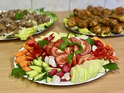 Kulaté narozeniny s rodinou, přípitkem a poctivým rautem