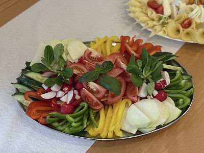 Narozeninová oslava s grilovanou krůtou a pečeným kolenem