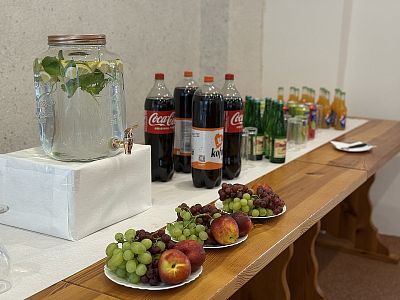 Narozeninová oslava s grilovanou krůtou a pečeným kolenem