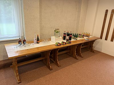 Narozeninová oslava s grilovanou krůtou a pečeným kolenem
