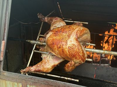 Narozeninová oslava s grilovanou krůtou a pečeným kolenem