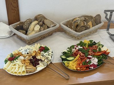 Narozeninová oslava s grilovanou krůtou a pečeným kolenem