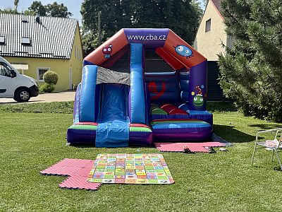 Svatba v zahradě penzionu pod širým nebem